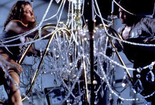 Kathleen Turner Vs. Michael Douglas in The War Of The Roses (1989)