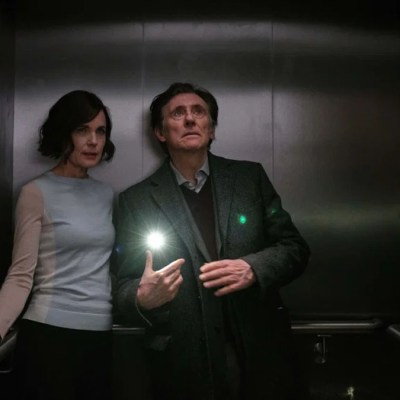 Gabriel Byrne and Elizabeth McGovern in War Of The Worlds