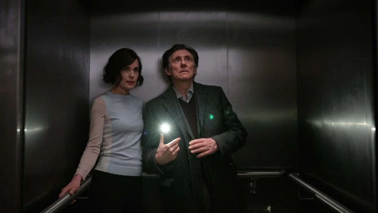 Gabriel Byrne and Elizabeth McGovern in War Of The Worlds