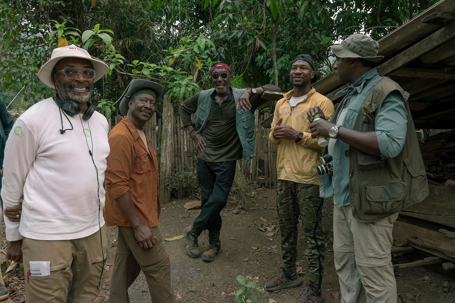 Desde el montaje de la historia de apertura de 5 Bloods explicado El de