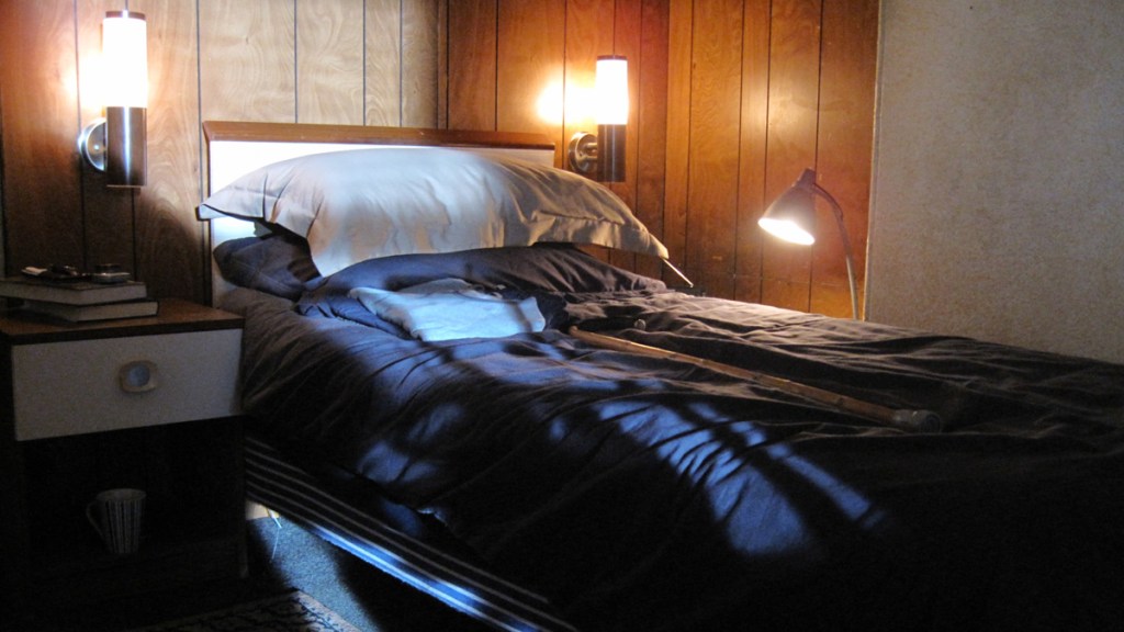 Sherlock unaired pilot - John's bedsit set