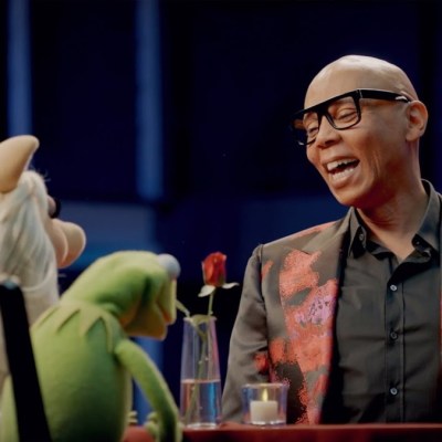 Miss Piggy and Kermit interview RuPaul in Muppets Now