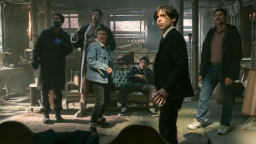 The Umbrella Academy. (L to R) Robert Sheehan as Klaus Hargreeves, Tom Hopper as Luther Hargreeves, Elliot Page as Viktor Hargreeves, Justin H. Min as Ben Hargreeves, Aidan Gallagher as Number Five, David Castañeda as Diego Hargreeves in episode 402 of The Umbrella Academy.