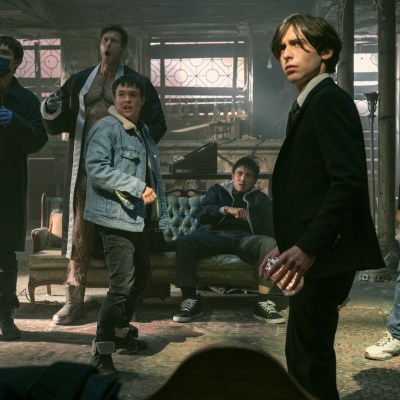 The Umbrella Academy. (L to R) Robert Sheehan as Klaus Hargreeves, Tom Hopper as Luther Hargreeves, Elliot Page as Viktor Hargreeves, Justin H. Min as Ben Hargreeves, Aidan Gallagher as Number Five, David Castañeda as Diego Hargreeves in episode 402 of The Umbrella Academy.