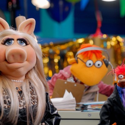 Miss Piggy as a guest judge on Pepe's game show on Muppets Now