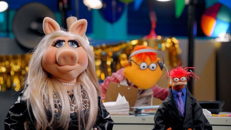 Miss Piggy as a guest judge on Pepe's game show on Muppets Now