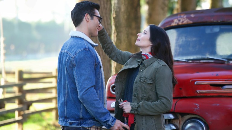 Tyler Hoechlin as Superman and Elizabeth Tulloch as Lois on The CW