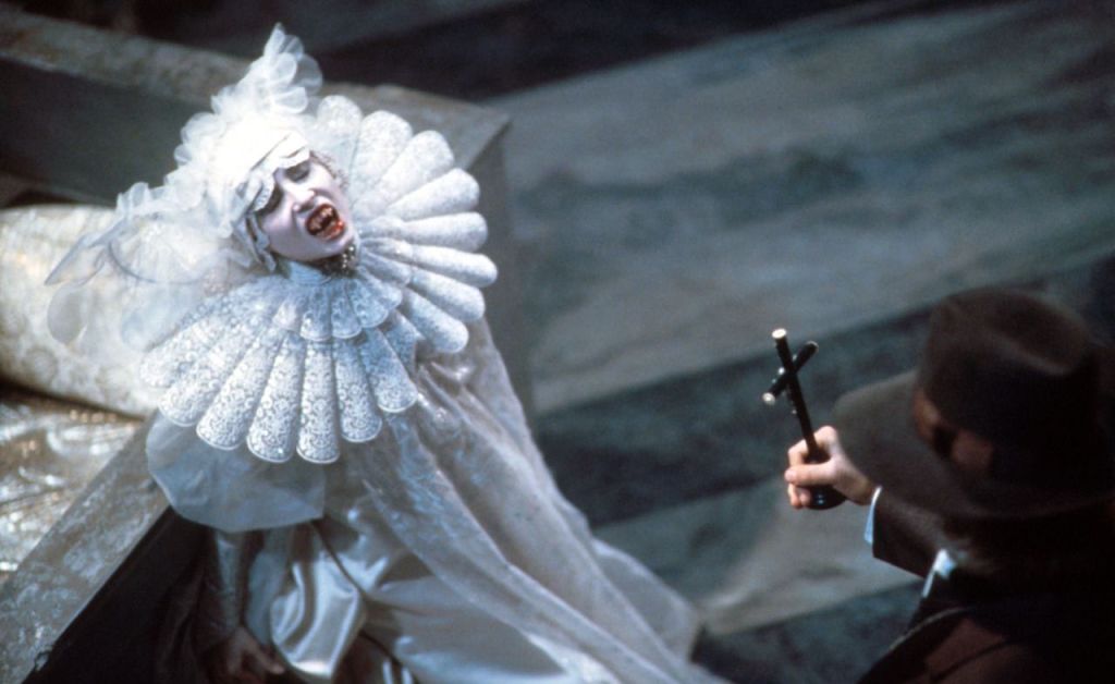 Sadie Frost as Vampire Lucy with crucifix in Bram Stoker's Dracula