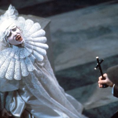 Sadie Frost as Vampire Lucy with crucifix in Bram Stoker's Dracula