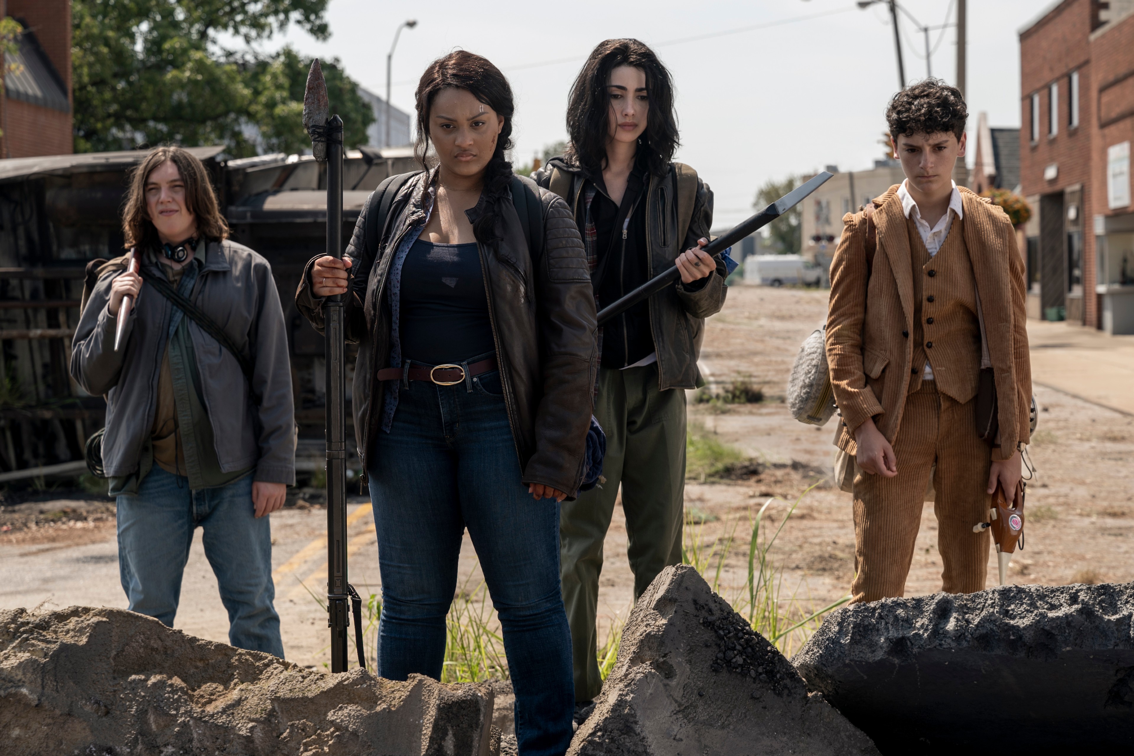 How The Walking Dead World Beyond Expands The Zombie Universe With Its Unique Teen Characters Den Of Geek