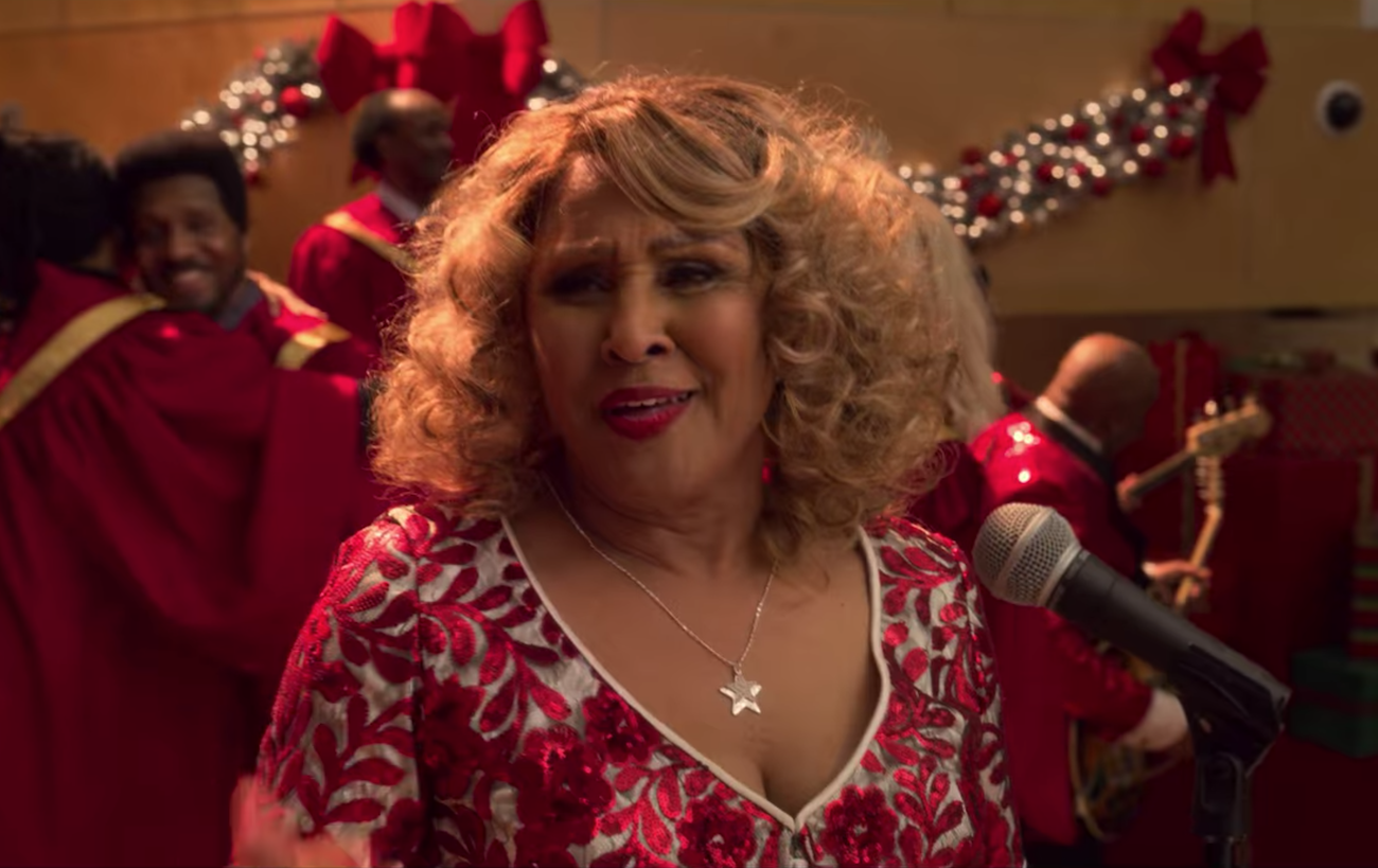 How Darlene Love Brings The Holiday Spirit And Soul To The Christmas Chronicles 2 Den Of Geek