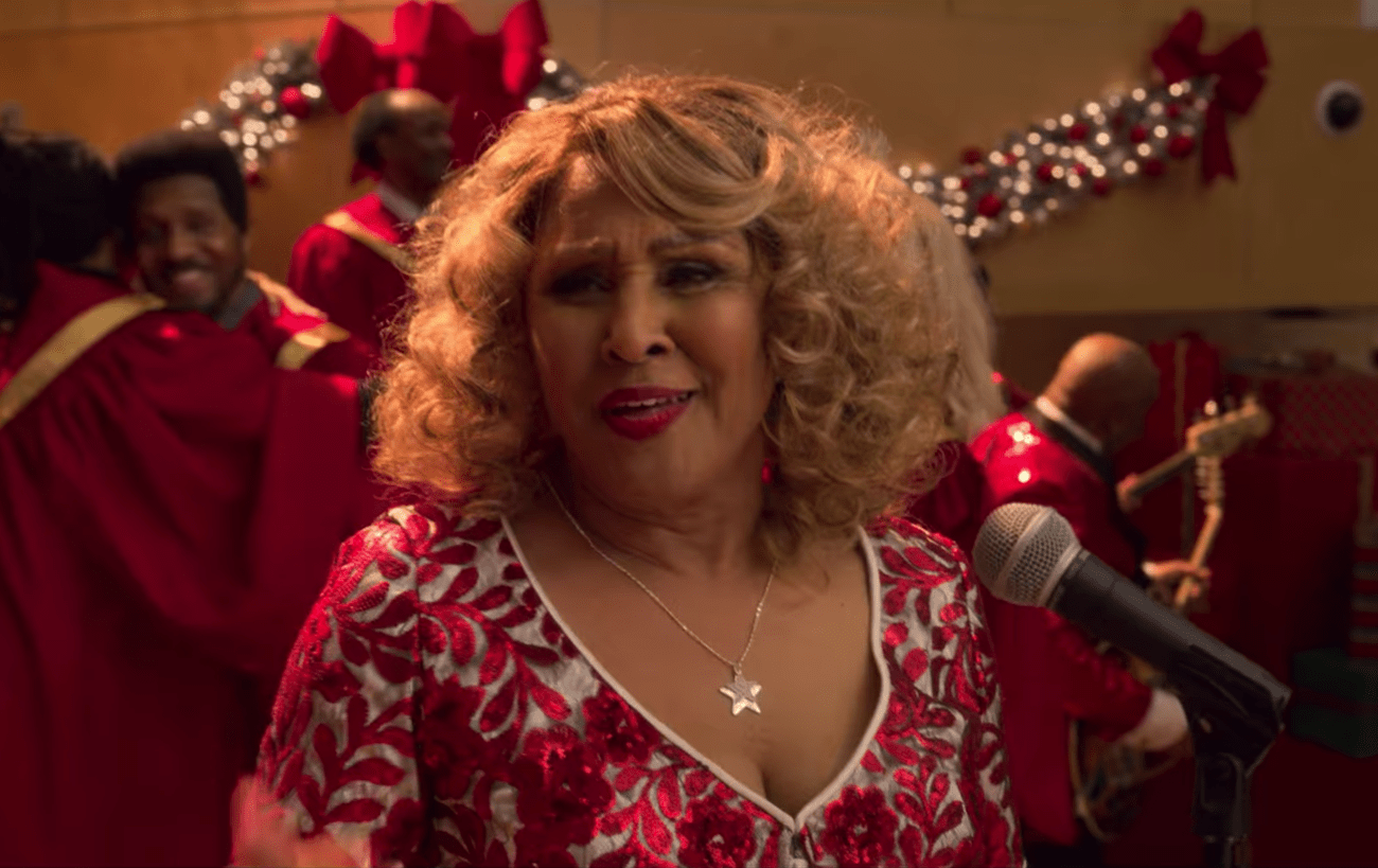 How Darlene Love Brings The Holiday Spirit And Soul To The Christmas Chronicles 2 Den Of Geek