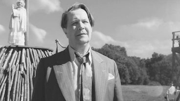 Mank Review: David Fincher Challenges Orson Welles in Netflix Movie