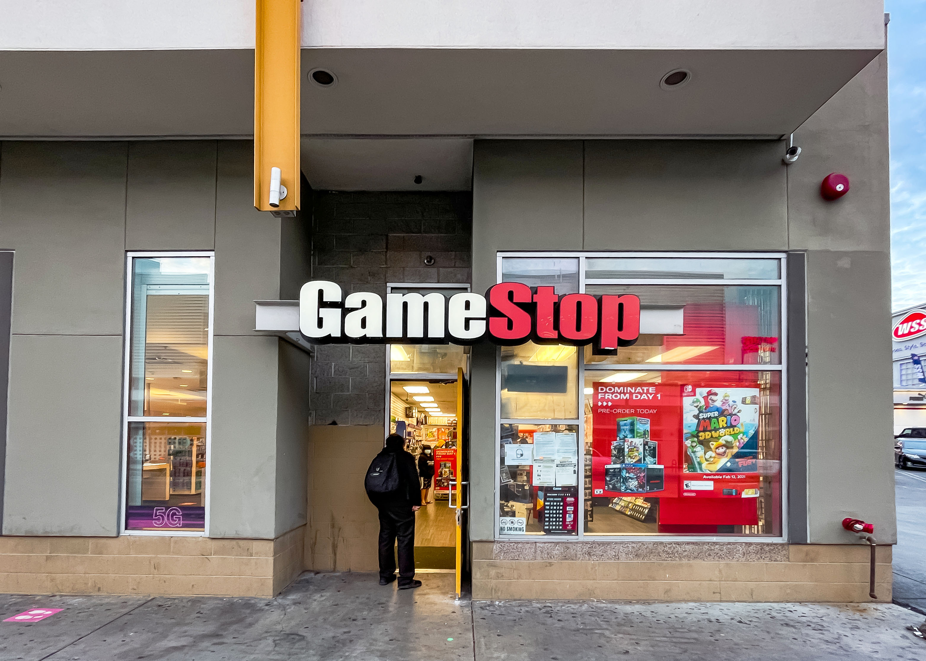 Gamestop Hedge Fund Stock Market Fiasco Explained By The Internet Den Of Geek Gamestop Hedge Fund Stock Market Fiasco Explained By The Internet Den Of Geek
