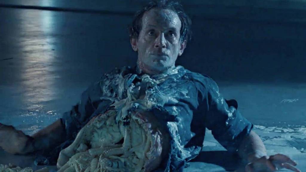 Lance Henriksen as Bishop cut in half in Aliens