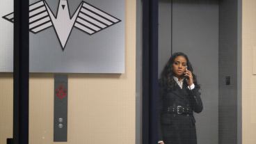 Sophie is on the phone in Batwoman Season 2 Episode 9