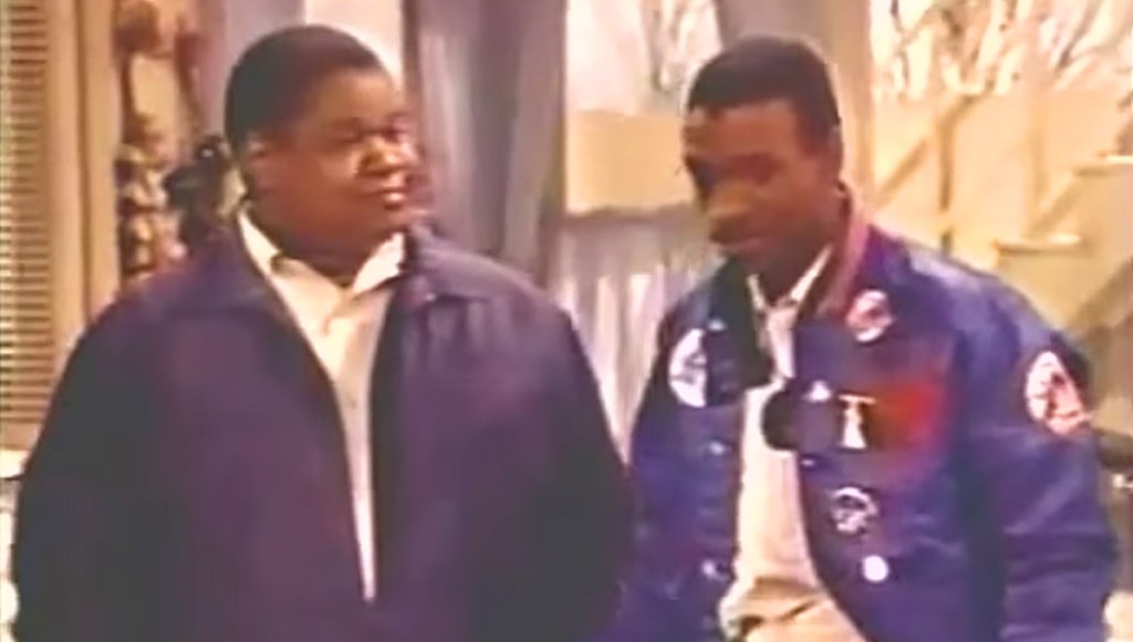 Paul Bates como Oha y Tommy Davidson como Prince Tariq en el programa piloto de televisión Coming to America.