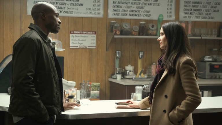 Wole Parks as Captain Luthor and Elizabeth Tulloch as Lois Lane in Superman and Lois episode 5