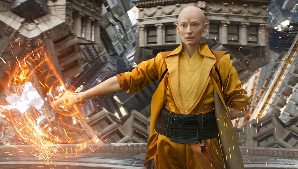 Tilda Swinton dalam Doctor Strange