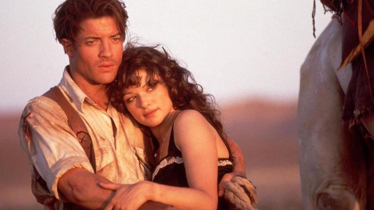 Rick and Evelyn embrace in the desert in The Mummy