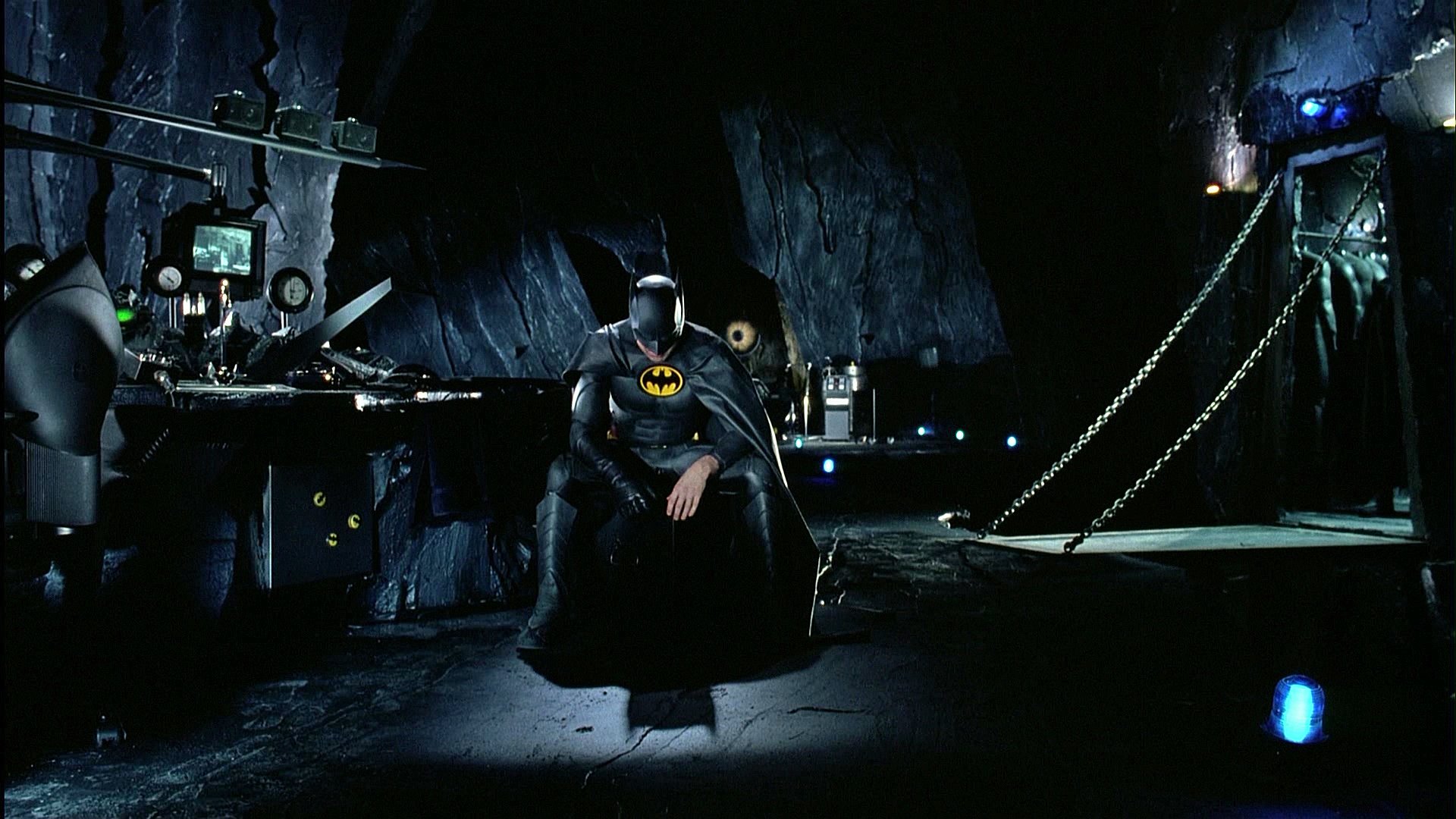 The Flash: Batman Set Photo Teases Michael Keaton's New Batsuit | Den of  Geek