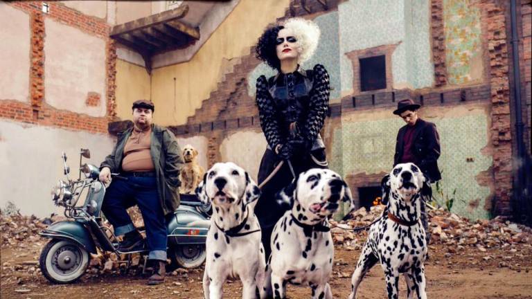 Emma stone as Cruella with Dalmatians