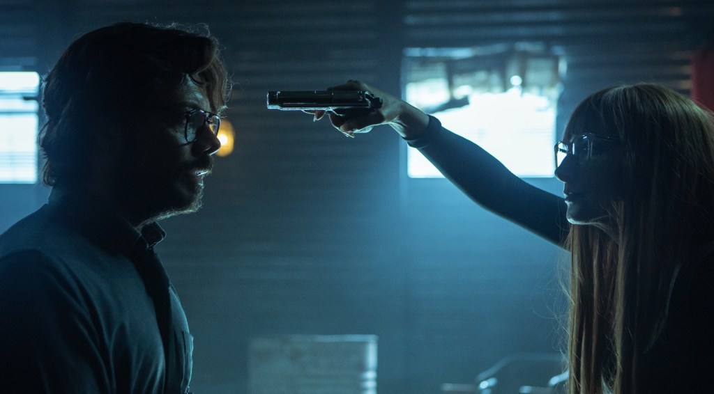 ÁLVARO MORTE as PROFESOR, NAJWA NIMRI as ALICIA SIERRA in episode 01 of LA CASA DE PAPEL.