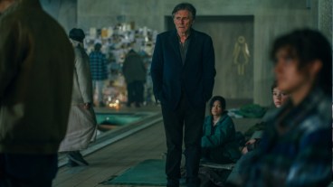 Gabriel Byrne in War of the Worlds season 2 episode 1