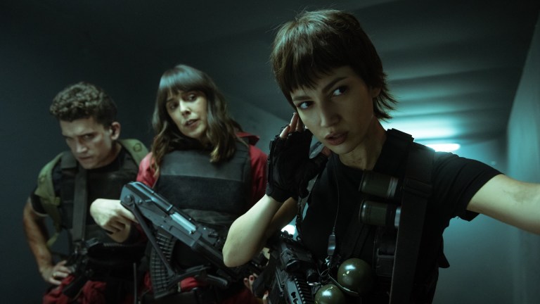 (L to R) JAIME LORENTE as DENVER, BELÉN CUESTA as MANILA, ÚRSULA CORBERÓ as TOKIO in episode 04 of LA CASA DE PAPEL.