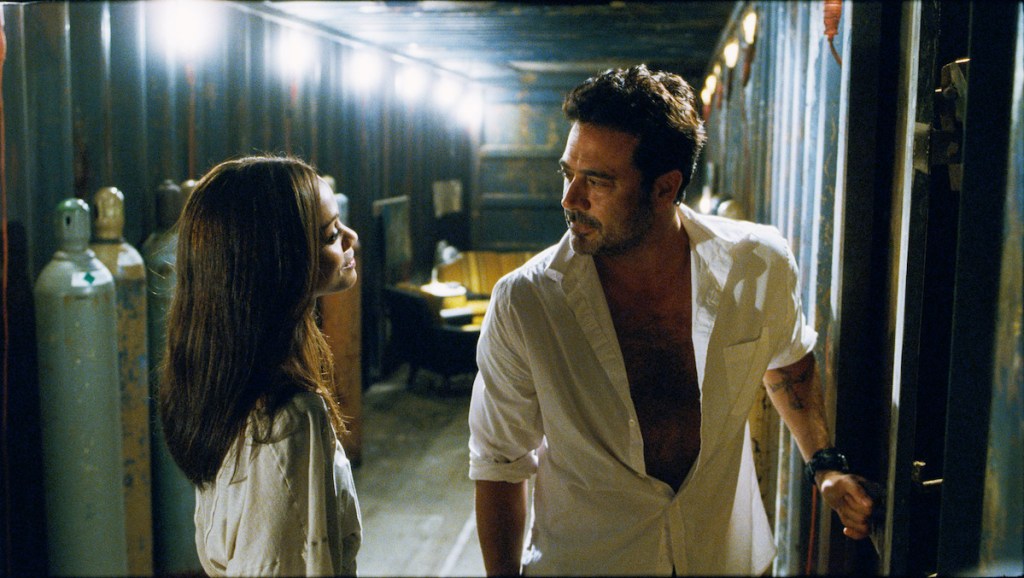 Zoe Saldana and Jeffrey Dean Morgan in The Losers