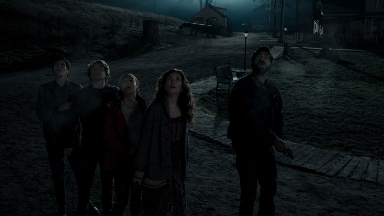 Sarah Gunning (Annabeth Gish), Warren Flynn (Igby Rigney), Leeza Scarborough (Annarah Cymone), Erin Greene (Kate Siegel), and Sheriff Hassan (Rahul Kohli) in Midnight Mass episode 7