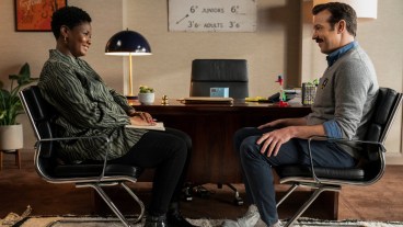 Dr Sharon Fieldstone (Sarah Niles) and Ted Lasso (Jason Sudeikis)