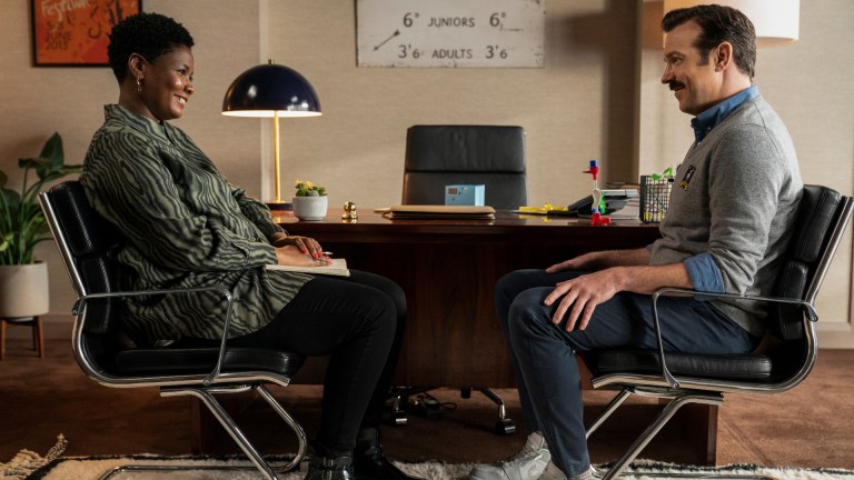 Dr Sharon Fieldstone (Sarah Niles) and Ted Lasso (Jason Sudeikis)