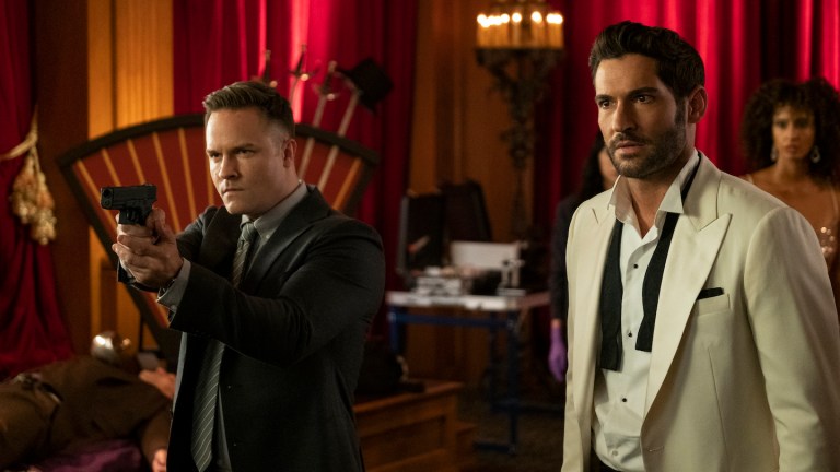 Tom Ellis as Lucifer and Scott Porter as Detective Carol Corbett investigate a case.