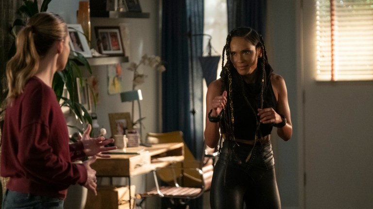 Laura German as Chloe Decker receives training from Lesley-Ann Brandt as Mazikeen.