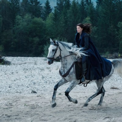 Moiraine riding a horse in Wheel of Time