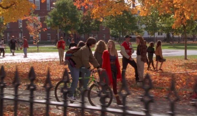Max and Allison walk outside their school in Hocus Pocus