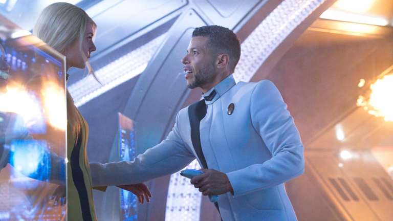 Hugh reaches for a crew member in Star Trek: Discovery Season 4 Episode 2