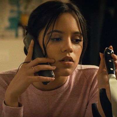 Jenna Ortega with knife in Scream opening