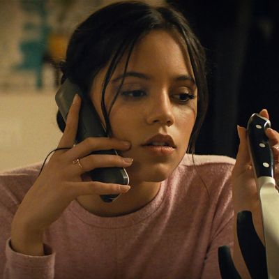 Jenna Ortega with knife in Scream opening