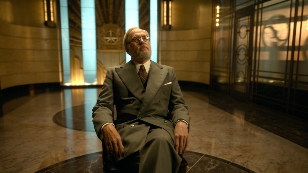 Richard Jenkins as Ezra Grindle in NIghtmare Alley
