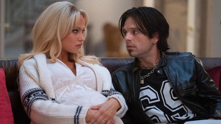 Pamela Anderson (Lily James) and Tommy Lee (Sebastian Stan) on Pam and Tommy