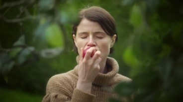 Jessie Buckley and apple and Men Ending