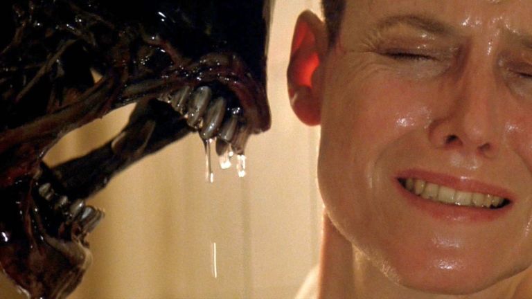 Sigourney Weaver and xenomorph in Alien 3