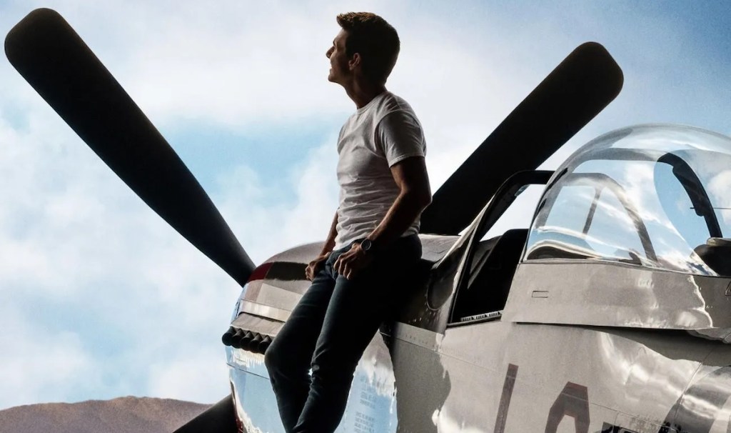 Tom Cruise dengan pesawat di Top Gun Maverick