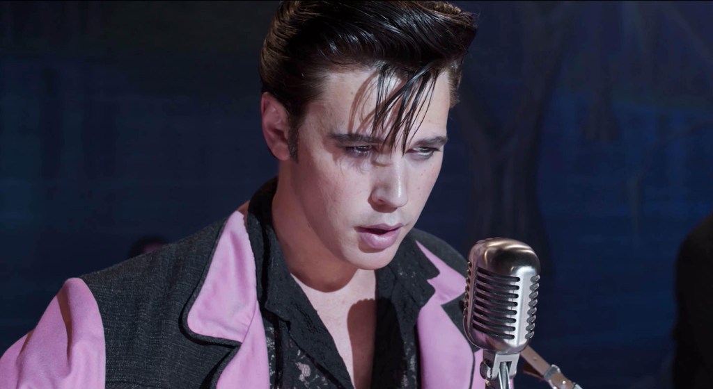 Austin Butler como Elvis en la película de Baz Luhrmann