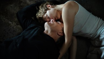 Mortensen and Seydoux in Crimes of the Future