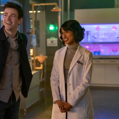 The Flash -- "The Man in the Yellow Tie" -- Image Number: FLA818a_0207r.jpg -- Pictured (L-R): Grant Gustin as Barry Allen and Kausar Mohammed as Dr. Meena Dewan -- Photo: Colin Bentley/The CW -- 2022 The CW Network, LLC. All Rights Reserved.