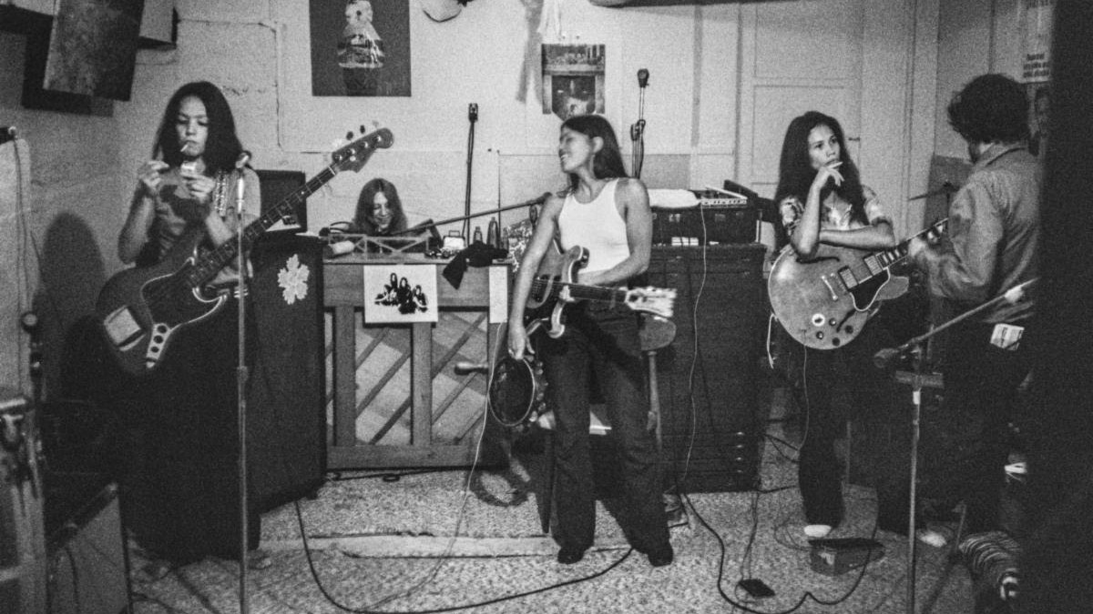 The revolutionary group Fanny gives lessons in rock history