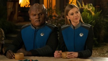 Klyden (Chad L. Coleman) and Cmmdr. Grayson (Adrianne Palicki) in The Orville: New Horizons